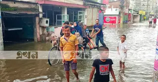 রাতের ভারী বৃষ্টিতে ময়মনসিংহে জলাবদ্ধতা-ভোগান্তি